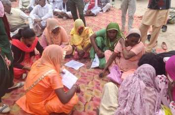 Anger over increased electricity bills, protests on the road in hanuma बिजली के बढ़े बिलों पर हुए गुस्सा, सड़क पर उतर कर जताया विरोध