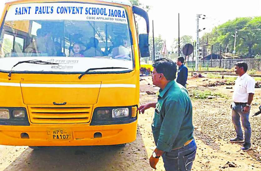 एसडीएम ने रोकी स्कूल बस, बच्चों से किए सवाल, बांटी चाकलेट और मनाया जन्मदिन एसडीएम ने रोकी स्कूल बस, बच्चों से किए सवाल, बांटी चाकलेट और मनाया जन्मदिन