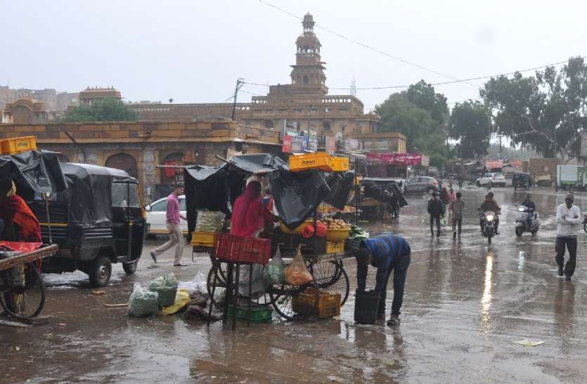 One inch of rain in two days in jaisalmer दो दिन में एक इंच बारिश से ठिठुरा जैसाण,आकल में गिरे ओले
