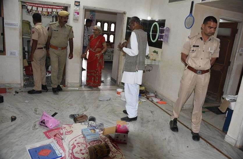 crime : सूने मकान में चोरों ने दिखाए हाथ, नकदी, चांदी और वाहन चोरी crime : सूने मकान में चोरों ने दिखाए हाथ, नकदी, चांदी और वाहन चोरी