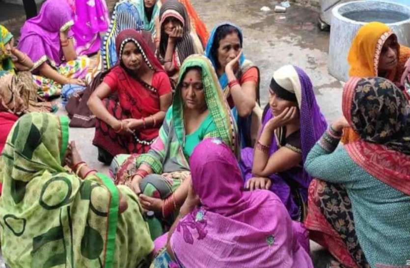 4 महीने से रह रही थी प्रेमी के घर, एक दिन पहुंचे पिता.. नाले पर ही दिखी बेटी ली लाथ 4 महीने से रह रही थी प्रेमी के घर, एक दिन पहुंचे पिता.. नाले पर ही दिखी बेटी ली लाश