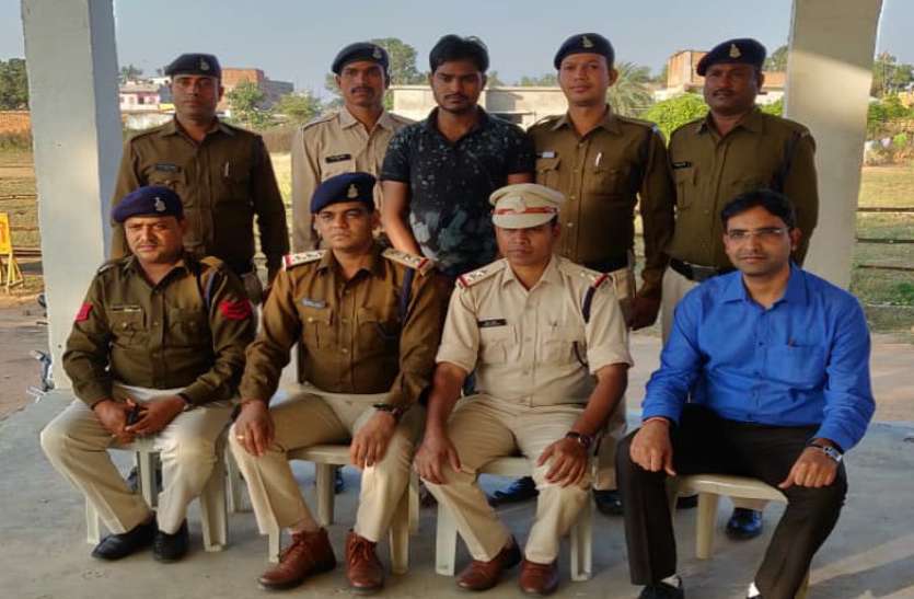 4 महीने से पुलिस को चकमा दे रहा शातिर पटवारी गिरफ्तार, पुलिस के पहुंचने से पहले बदल लेता था ठिकाना 4 महीने से पुलिस को चकमा दे रहा शातिर पटवारी गिरफ्तार, पुलिस के पहुंचने से पहले बदल लेता था ठिकाना