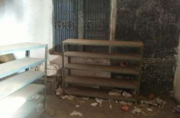 electric current attack on class-3 child when Staff was taking lunch स्टाफ कर रहा था लंच, उधर कक्षा-3 के बच्चे को लग गया करंट