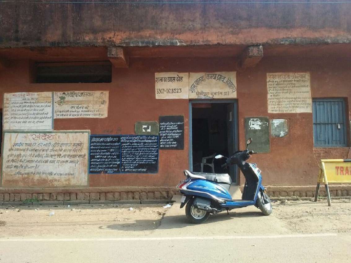 स्टाफ कर रहा था लंच, उधर कक्षा-3 के बच्चे को लग गया करंट