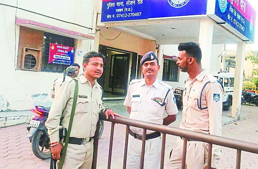 जान से मारने की धौंस: फर्जी लाइसेंस के आरोपी अविनेंद्र भाटी ने आरक्षकों से झूमाझटकी की जान से मारने की धौंस: फर्जी लाइसेंस के आरोपी अविनेंद्र भाटी ने आरक्षकों से झूमाझटकी की