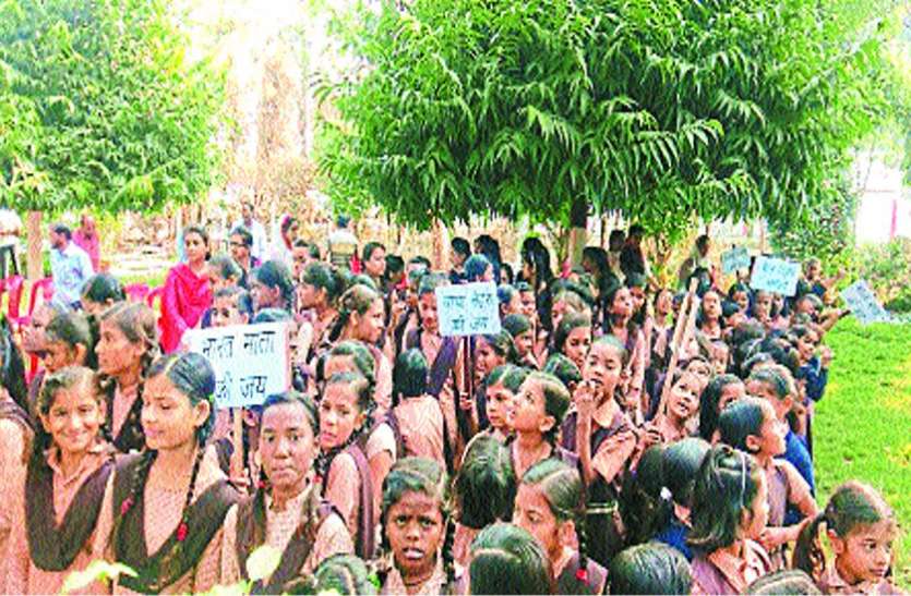 प्रभात फेरी में शामिल हुए बच्चे, माल्यार्पण किया प्रभात फेरी में शामिल हुए बच्चे, माल्यार्पण किया