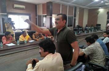 BJP councilor accuses the chairman भाजपा पार्षद ने लगाया सभापति पर आरोप, कहा- कमाई करने के लिए हो रही है सामान्य सभा की बैठक, देखिए वीडियो...