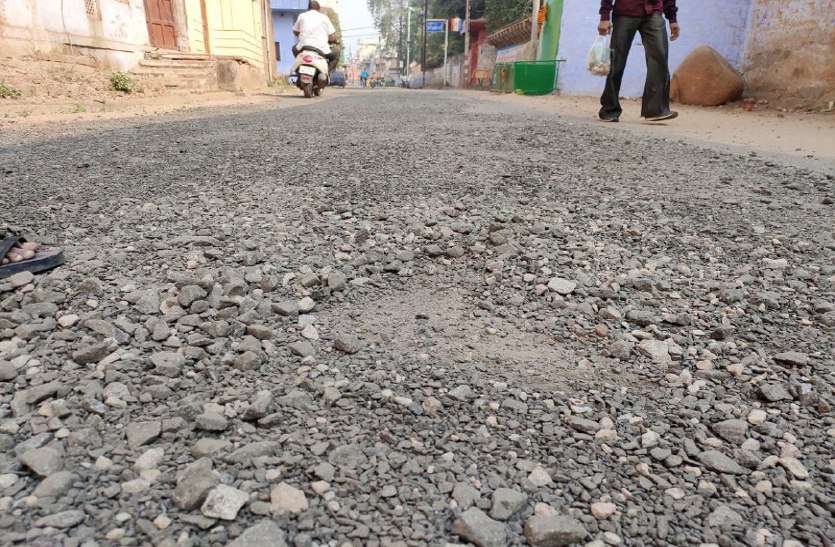hoshangabad, harda, khirkiya, road, damar, damage, accident 50 लाख से किया था सड़कों का डामरीकरण, चंद महीनों में हो गई बदहाल