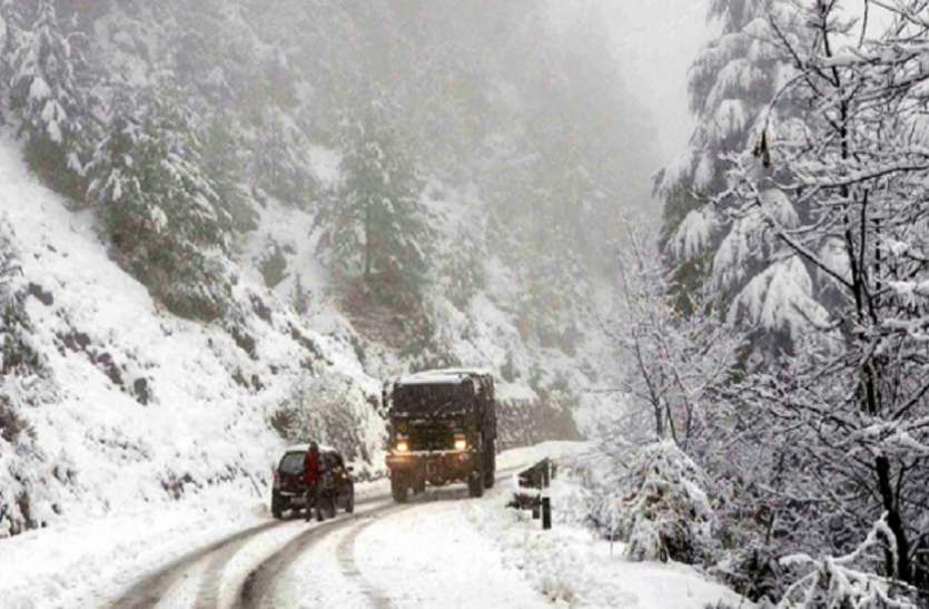 जम्मू कश्मीर के पहाड़ों पर फिर बर्फबारी, नेशनल हाइवे फिर एक बार बंद जम्मू कश्मीर के पहाड़ों पर बर्फबारी, नेशनल हाइवे फिर एक बार बंद