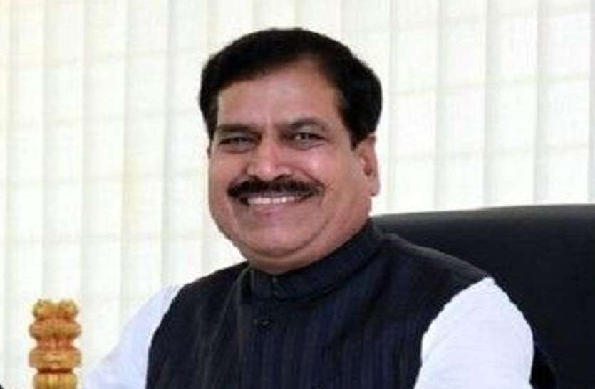 मंत्री ने दिया अजीब ज्ञान, बोले लोग शादियां कर रहे हैं तो मंदी कहां है मंत्री ने दिया अजीब ज्ञान, बोले लोग शादियां कर रहे हैं तो मंदी कहां है