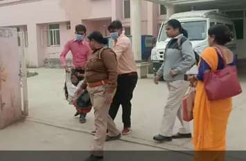 Woman suffering from pain one hour at trauma center gate of Firozabad VIDEO: मानवता हुई शर्मसार, ट्राॅमा सेंटर के गेट पर एक घंटे तक दर्द से तड़पती रही महिला, देखें वीडियो