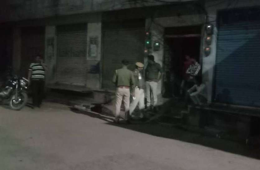 तीन नकाबपोशों ने घर में घुसकर महिला पर गोलियां चलाकर की हत्या तीन नकाबपोशों ने घर में घुसकर महिला पर गोलियां चलाकर की हत्या