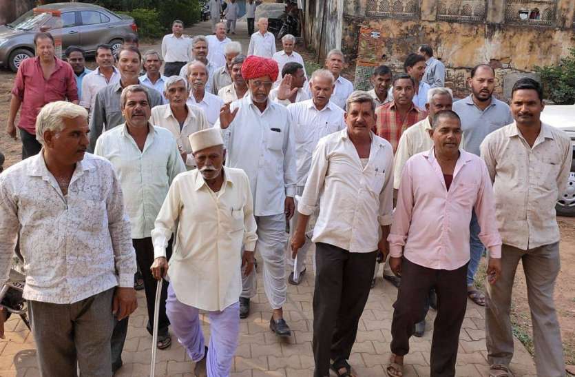 जब तक मुआवजा नहीं, डोडाचूरा नष्टीकरण की प्रक्रिया पर लगाए रोक जब तक मुआवजा नहीं, डोडाचूरा नष्टीकरण की प्रक्रिया पर लगाए रोक