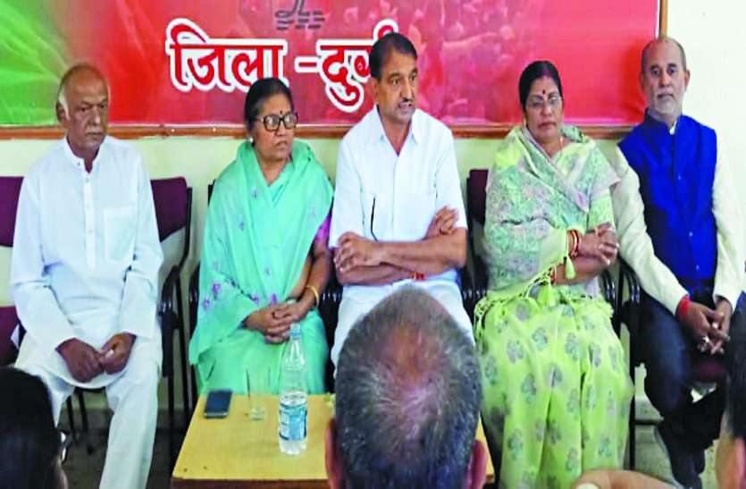 भाजपा चुनाव प्रभारी के सामने भिड़े जिला और पूर्व मंडल अध्यक्ष, बीच-बचाव करने पहुंचीं महापौर से भी जमकर तू-तू, मैं-मैं