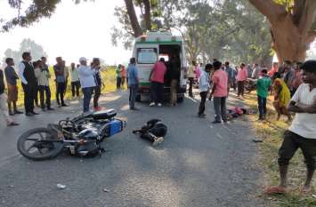 Road accident: 2 friends bike collided from tree, 1 death बाइक सवार 2 दोस्तों के रास्ते में हो गई ये अनहोनी, एक की छूट गई दुनिया, दूसरे का ये हो गया हाल