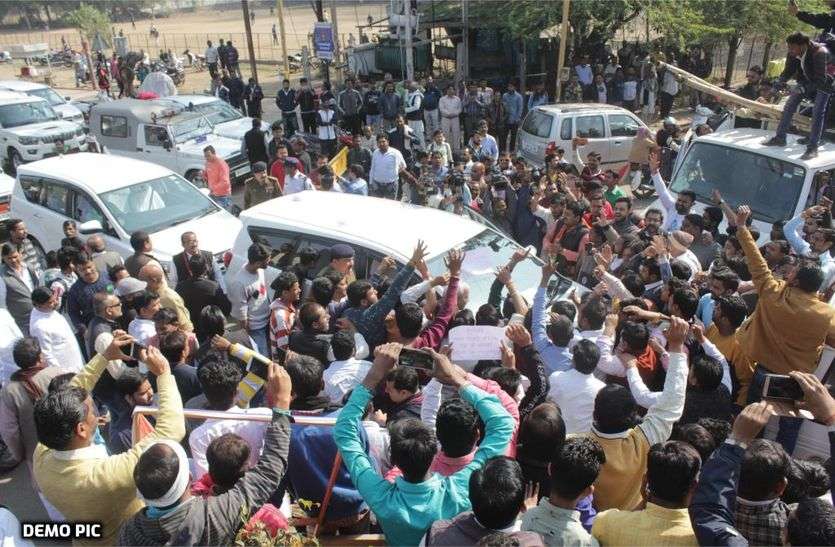 Nikay Chunav : Fight Between BJP And Congress Candidates In Alwar निकाय चुनाव में मतदान के दौरान भाजपा और कांग्रेस प्रत्याशी के बीच जमकर चले लात-घूंसे, जान से मारने की धमकी भी दी!