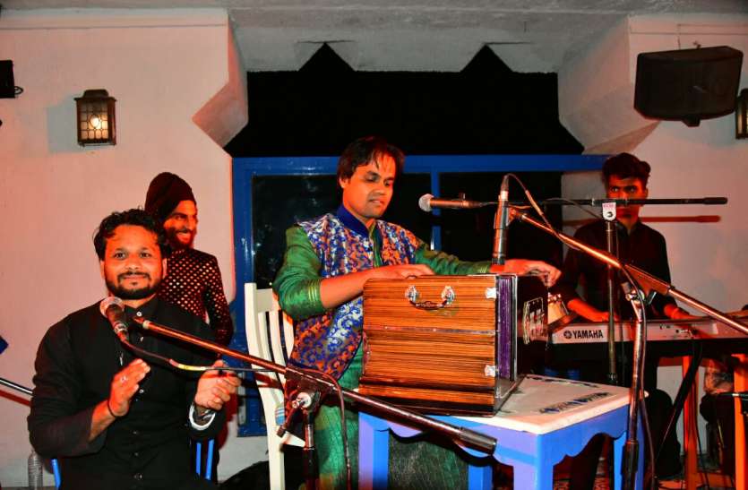 Sufi songs in jaipur cultural programme in jaipur: rahman harfanmaula 'ब्लू मून नाइट्स' में रहमान की लाइव परफॉर्मेंस पर झूमे श्रोता