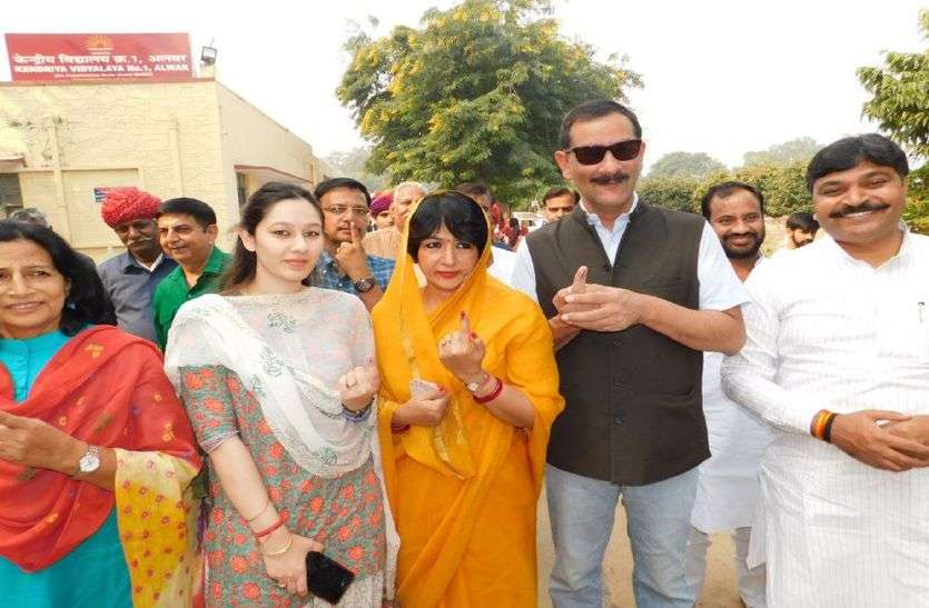 Bhanwar Jitendra Singh Voting In Alwar Nagar Parishad Elections निकाय चुनाव : पूर्व केन्द्रीय मंत्री जितेन्द्र सिंह ने परिवार के साथ किया मतदान, अलवर में इतनी सीटें जीतने का दावा किया