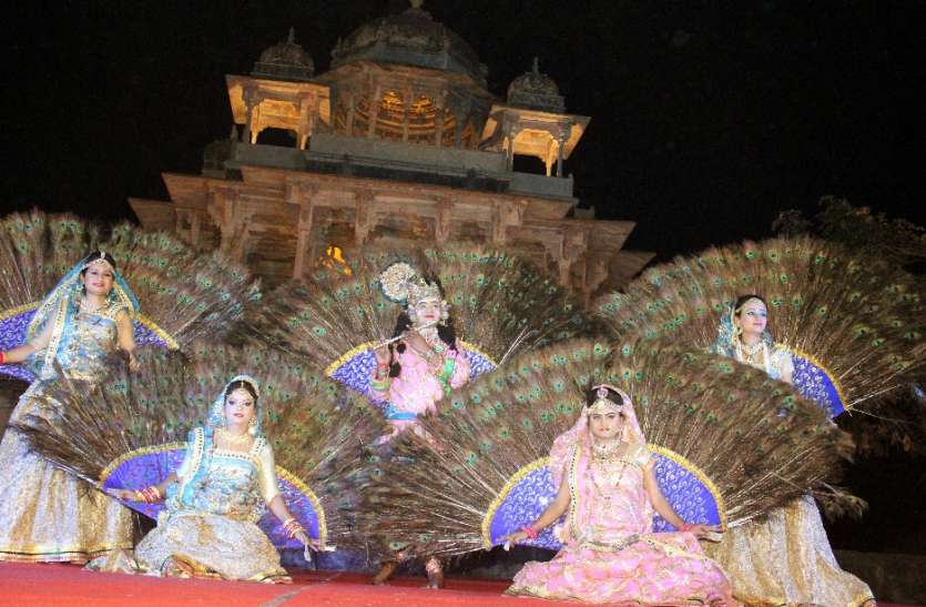 Bundi News Bundi Rajasthan Bundi Festival Cultural Evening Color Pict 84 ख भ क छतर पर स स क त क स ध य म द ख भ रत क र ग न तस व र Patrika News