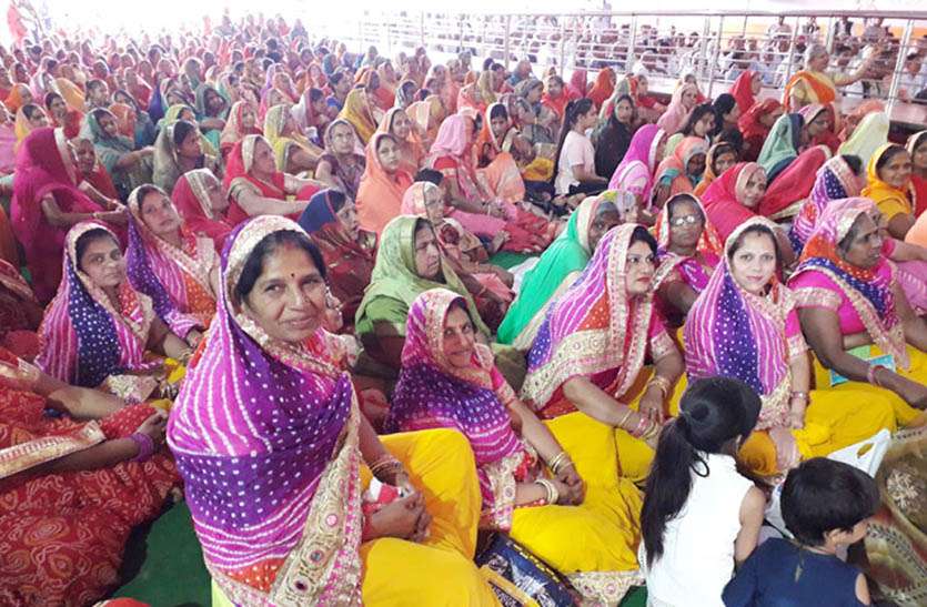 पिच्छी परिवर्तन समारोह में उमड़े श्रद्धालु, भामाशाहों व दानदाताओं का किया सम्मान पिच्छी परिवर्तन समारोह में उमड़े श्रद्धालु, भामाशाहों व दानदाताओं का किया सम्मान