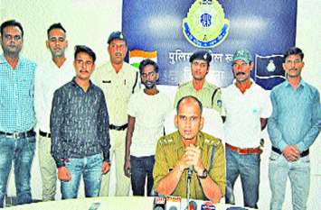 fraud on the name of finance company खुद को फाइनेंस कंपनी का अधिकारी बताकर उपभोक्ता से हड़पे 17 हजार रुपए