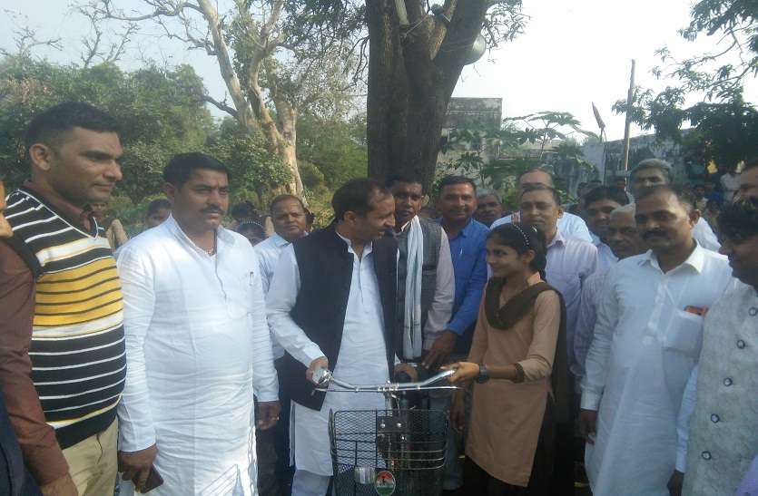 अब खिल गए छात्राओं के चेहरे.. अब खिल गए छात्राओं के चेहरे..