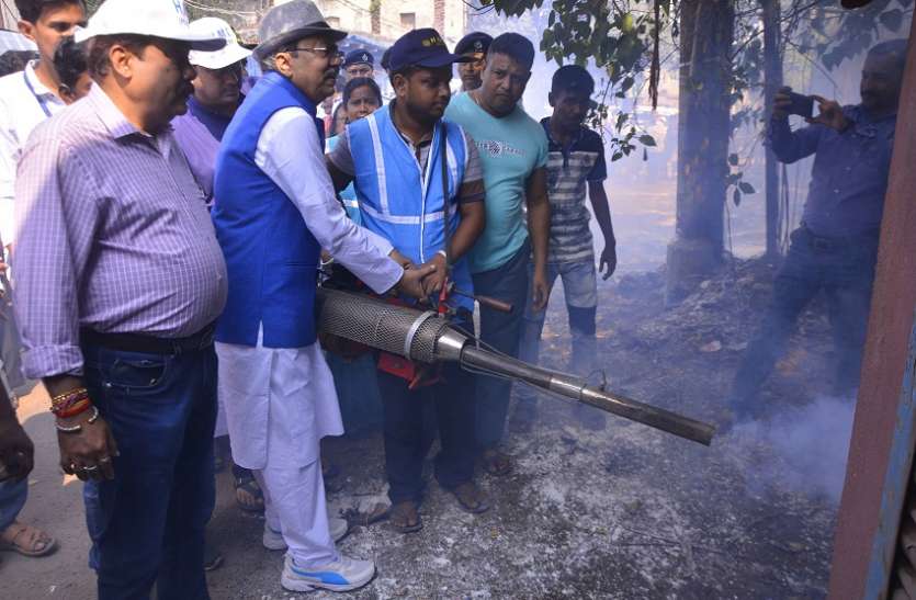 डेंगू पर रोकथाम को सहकारिता मंत्री उतरे सडक़ पर डेंगू पर रोकथाम को सहकारिता मंत्री उतरे सडक़ पर