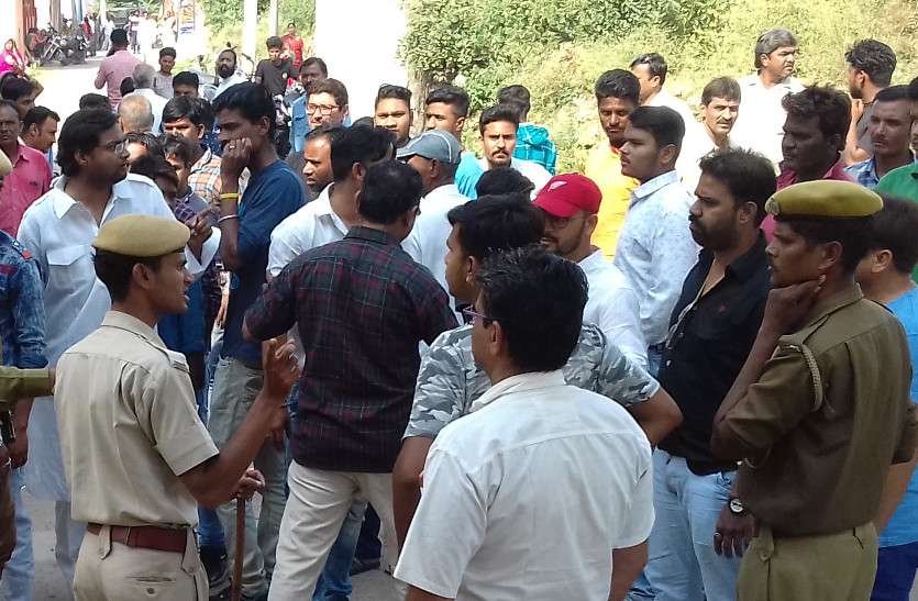 election_5.jpg मतदान के समय ऐसा क्या हुआ जो पूरे केंद्र पर मच गई अफरा तफरी, अचानक लोग भागने लगे इधर-उधर
