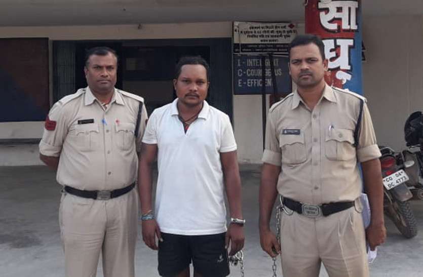 खुद को सिपाही बताकर ग्रामीण के घर घुसे तीन युवक, फिर इस घटना को दिया अंजाम, पढि़ए पूरी खबर... खुद को सिपाही बताकर ग्रामीण के घर घुसे तीन युवक, फिर इस घटना को दिया अंजाम, पढि़ए पूरी खबर...