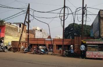 Land not being used in guna बाउंड्रीवॉल के अभाव में असुरक्षित शिक्षा के मंदिर, भूमि का नहीं हो रहा उपयोग