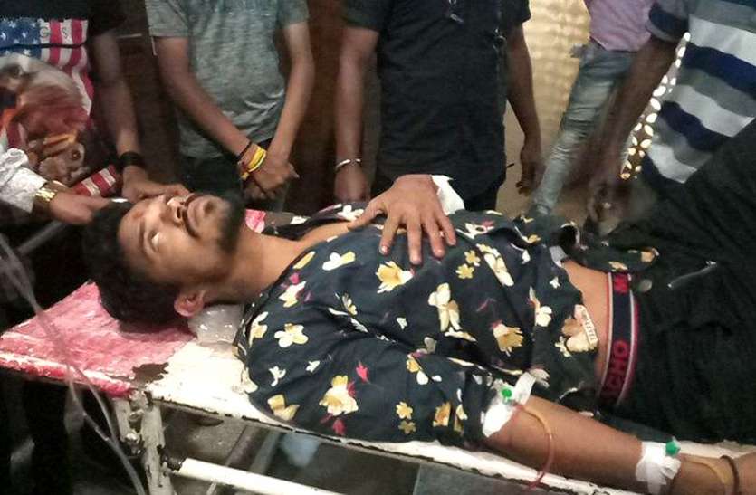 Breaking : दिनदहाड़े तीन बदमाशों ने एक्टिवा पर जा रहे युवक को रोककर गला दबाया और मार दी गोली Breaking : दिनदहाड़े तीन बदमाशों ने एक्टिवा पर जा रहे युवक को रोककर गला दबाया और मार दी गोली