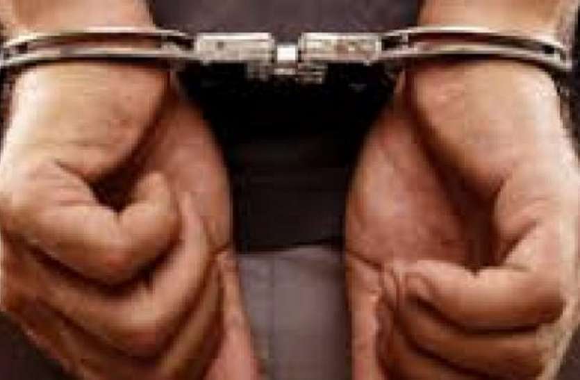 मुंबई में टे्रन से चोरी के मामले में पीलखाना से 1 गिरफ्तार मुंबई में टे्रन से चोरी के मामले में पीलखाना से 1 गिरफ्तार