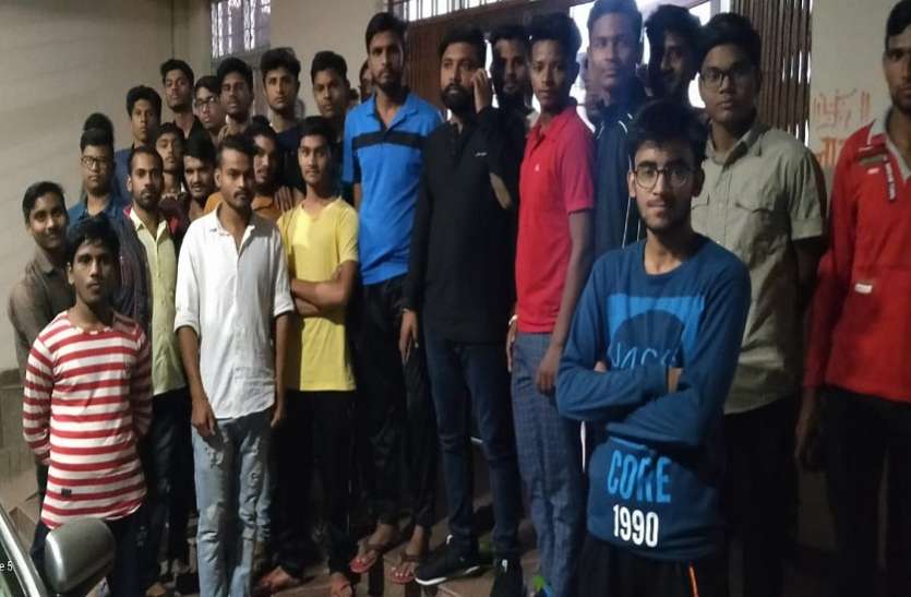 कोटा विवि : मैस के खाने को लेकर भड़के छात्र, सड़ी सब्जियां व टंकी के गंदे पानी से खाना बनाने का आरोप कोटा विवि : मैस के खाने को लेकर भड़के छात्र, सड़ी सब्जियां व टंकी के गंदे पानी से खाना बनाने का आरोप