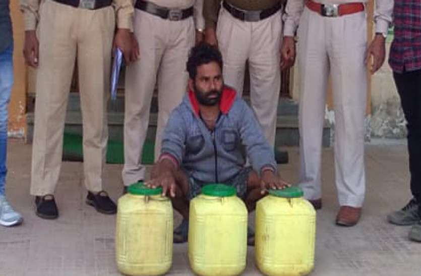 रात में नाला किनारे युवक करता था ये अवैध काम, पुलिस ने दबिश देकर किया गिरफ्तार रात में नाला किनारे युवक करता था ये अवैध काम, पुलिस ने दबिश देकर किया गिरफ्तार