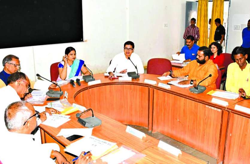 सांसद ने सीईओ से कहा अधिकारियों को जवाब देते नहीं आते इनको तो डेमोके्र सी की ट्रेनिंग दो सांसद ने सीईओ से कहा अधिकारियों को जवाब देते नहीं आते इनको तो डेमोके्र सी की ट्रेनिंग दो