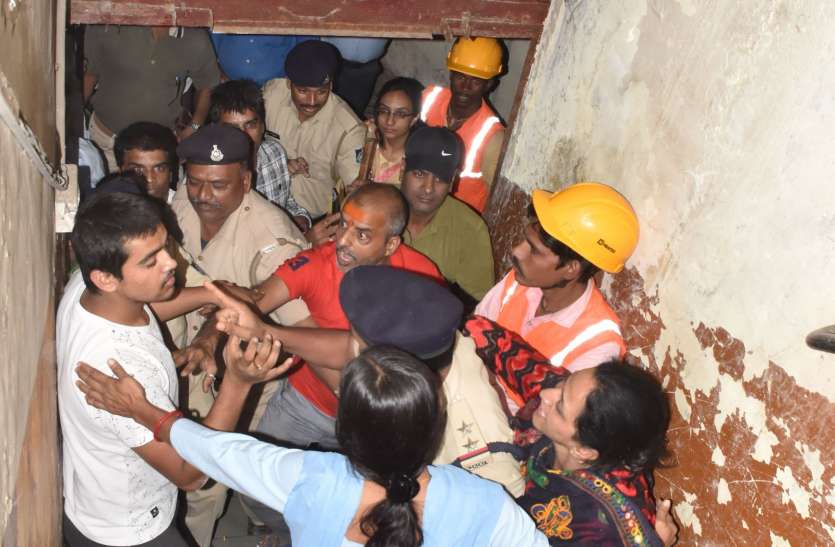 पांडव मार्केट को सील करने पहुंचा प्रशासन तो हुआ जमकर हंगामा पांडव मार्केट को सील करने पहुंचा प्रशासन तो हुआ जमकर हंगामा