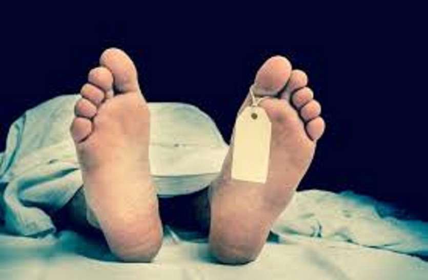 पेट की खातिर मजदूर ने गवाई जान, हाइटेंशन लाइन से छू गया हथौड़ा,मौत ने मारा झपट्टा पेट की खातिर मजदूर ने गवाई जान, हाइटेंशन लाइन से छू गया हथौड़ा,मौत ने मारा झपट्टा