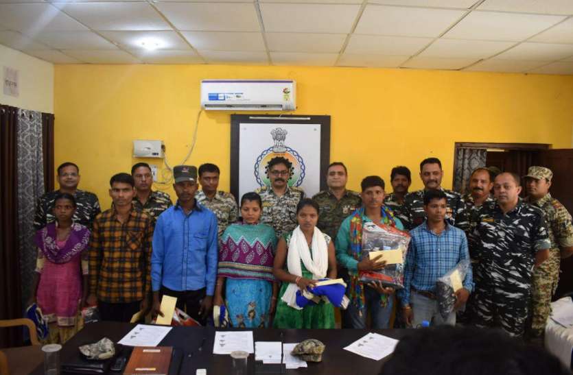 13 लाख के सात इनामी खूंखार नक्सलियों ने किया सरेंडर, इन बड़े घटनाओं को दे चुके हैं अंजाम 13 लाख के सात इनामी खूंखार नक्सलियों ने किया सरेंडर, इन बड़े घटनाओं को दे चुके हैं अंजाम
