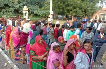 Barmer nagar parishad local body election निकाय चुनाव : शहर की सरकार चुनने के लिए उत्साह, बूथों पर लगी कतारें