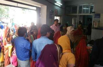 Hundreds of women had to wait hours for blood tests ब्लड टेस्ट कराने एक सैकड़ा महिलाओं को करना पड़ा घंटों इंतजार