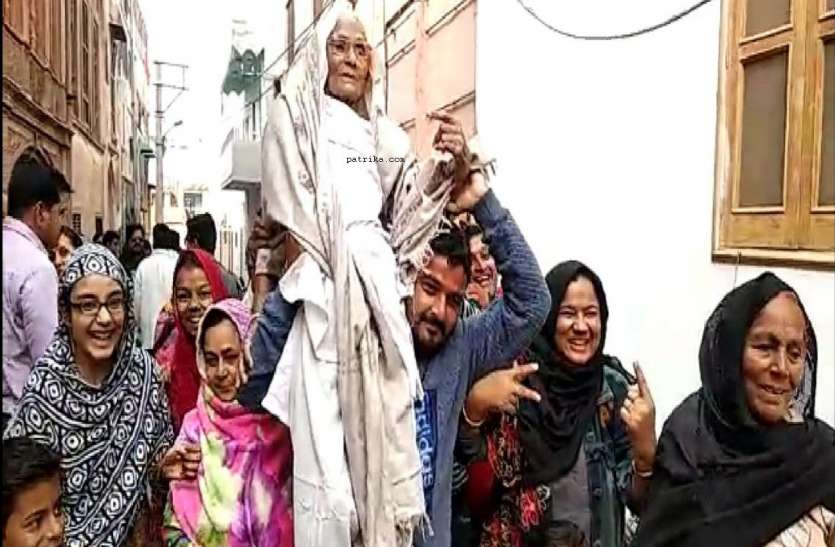 bikaner nagar nigam election 2019- 104 year old woman voted 104 वर्षीय महिला ने किया मतदान