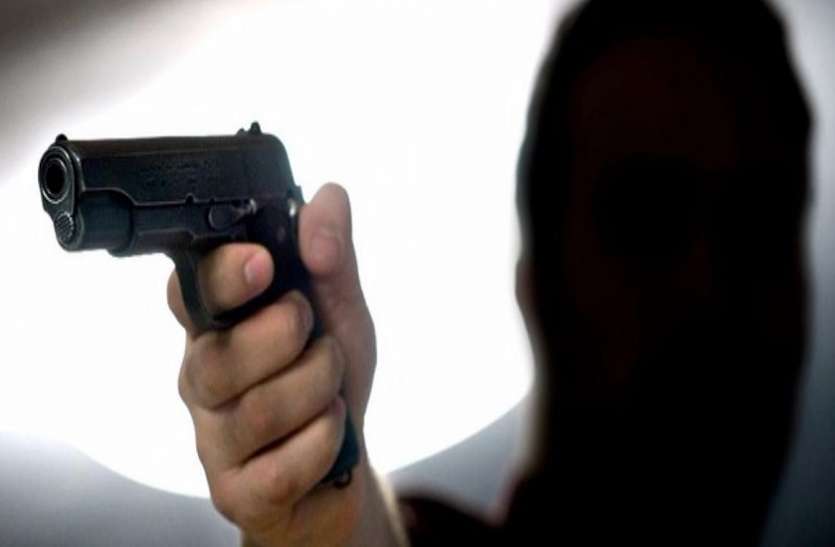 pistel_attack.jpg सास, साली और पत्नी को मार डालने वाले बदमाश पर हमला, जमानत पर था बाहर
