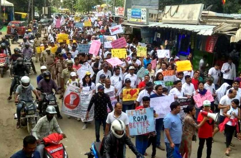 karnataka public protest खराब हालात से त्रस्त लोगों ने प्रशासन के खिलाफ ऐसे की आवाज बुलंद