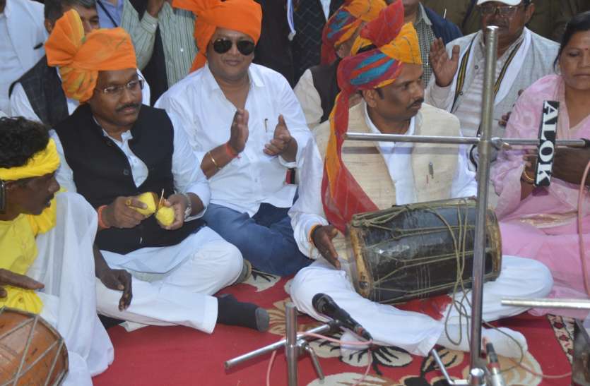 Tribal society इन मंत्रियों ने कलाकारों के साथ मंच पर बजाए ढोल-मजीरा, यहां पर लगेगी बिरसामुंड की प्रतिमा