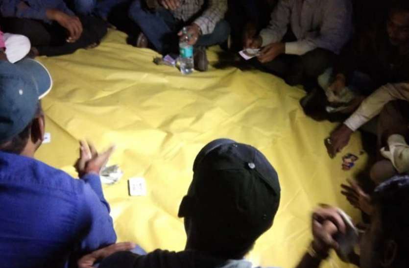 Singrauli police is not taking action उर्ती में हर रोज जम रही जुआं की फड़, कार्रवाई से कतरा रही पुलिस