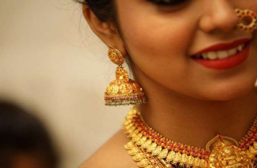 gold jwellery पैरों समेत शरीर के इन अंगों में कभी न पहनें सोना, किस्मत फूटने समेत हो सकते हैं ये 10 नुकसान