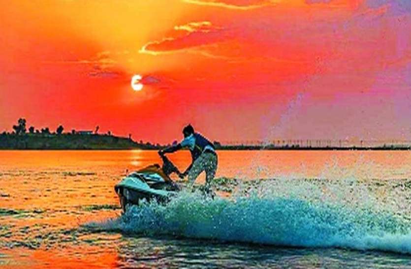 अब सूरज से रोशन होंगे इंदौर के आसपास के ये पर्यटनस्थल, सवा करोड़ रुपए की लगेगी सोलर पैनल अब सूरज से रोशन होंगे इंदौर के आसपास के ये पर्यटनस्थल, सवा करोड़ की लगेगी सोलर पैनल