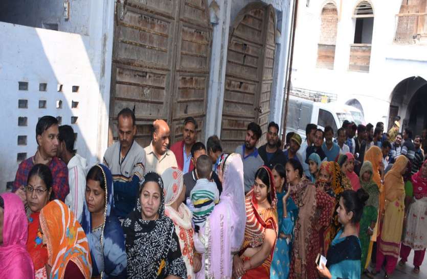 दोपहर 1 बजे तक 41 प्रतिशत से मतदान दोपहर 1 बजे तक 41 प्रतिशत मतदान