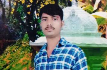 Youth dies due to uncontrolled tractor overturning ईंटों से भरी ट्रैक्टर ट्राॅली पर बैठा था युवक, पलटने से दबकर हुई मौत