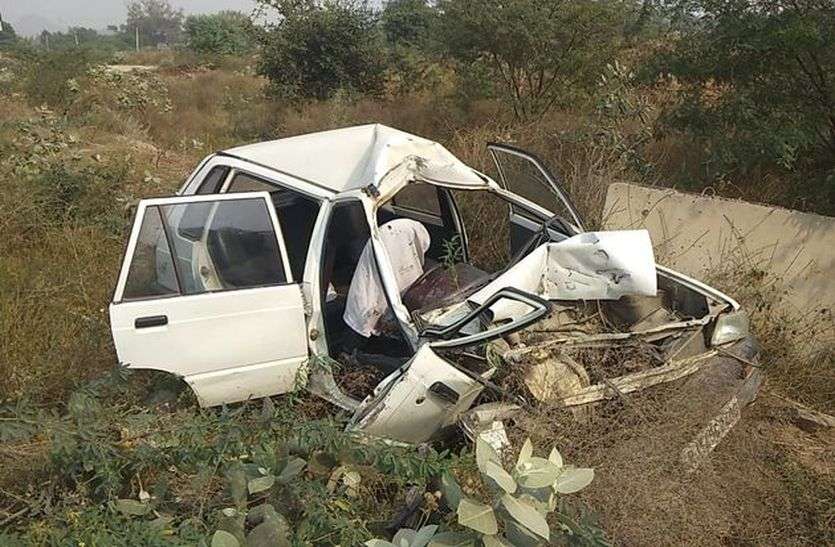 अनियंत्रित कार गहरे गड्ढे में गिरी, एक घायल अनियंत्रित कार गहरे गड्ढे में गिरी, एक घायल